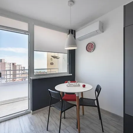 Above The Sea Apartment *