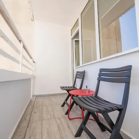 Above The Sea Apartment *