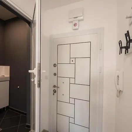 Above The Sea Apartment